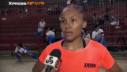 Futsal Une footballeuse met un coup de pied dans la tête de son adversaire