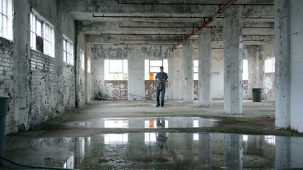 BeatBox Sax a réalisé une musique entrainante dans un entrepôt désaffecté