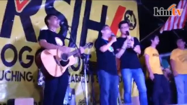 Final hour - Crowd sings 'Goodbye Najib & Rosmah'