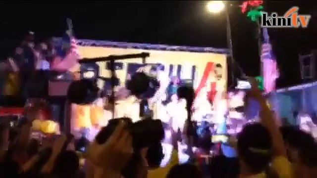 Crowd ends protest by singing Negaraku