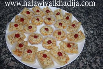 حلوى اللوز مزينة بشرائح اللوز وحب الملوك الشكل الاول