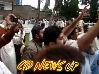 Video herunterladen: Mansehra PTI workers protest against Azam khan swati