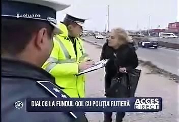 O nebuna se cearta cu politia la curu gol (razi de mori)