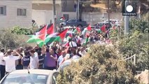 بيت جالا: اسرائيل تفرق متظاهرين معارضين لبناء الجدار الفاصل وتعتقل اثنين