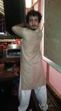 Un homme capable de tourner sa tête à l'envers