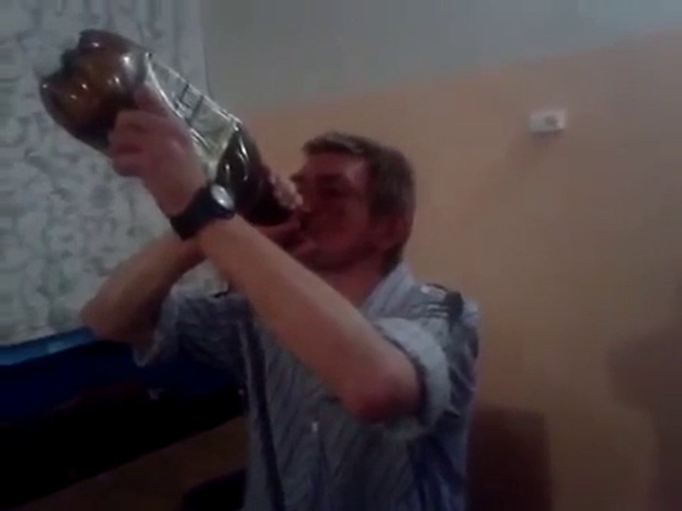 Il boit cul sec une bouteille d'alcool et tombe à la renverse