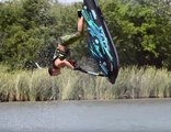 Daniel Martin passe une double backflip en jet ski !