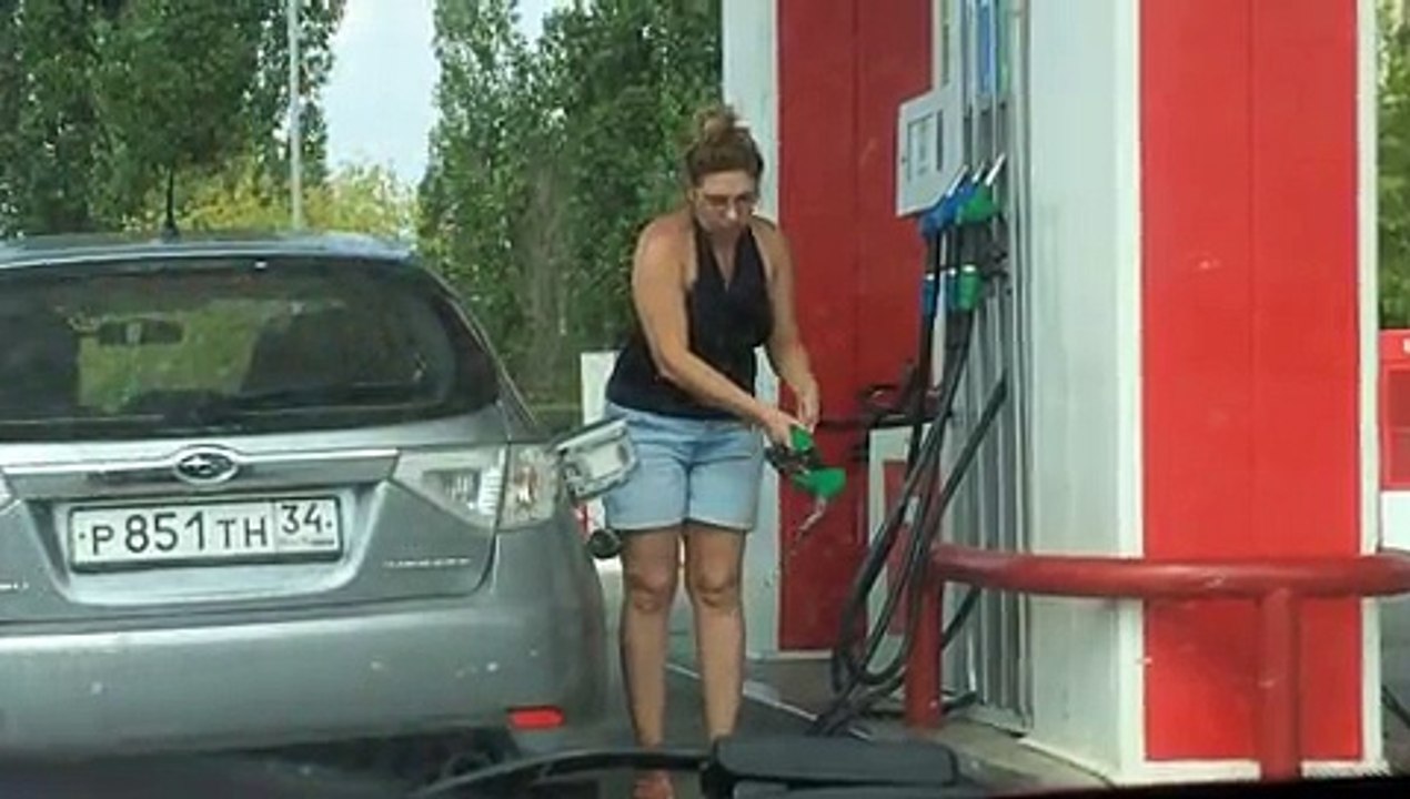 ИСТИННАЯ блондинка заправляет авто))))