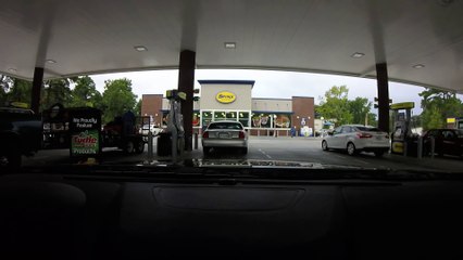 Une femme se "relache" apres que son mari soit sorti de la voiture...