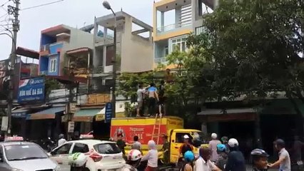 Nam thanh niên nằm vắt vẻo trên đường dây điện tại Thanh Hóa