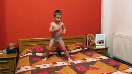 Razi cu lacrimi, un copil danseaza cu pasiune