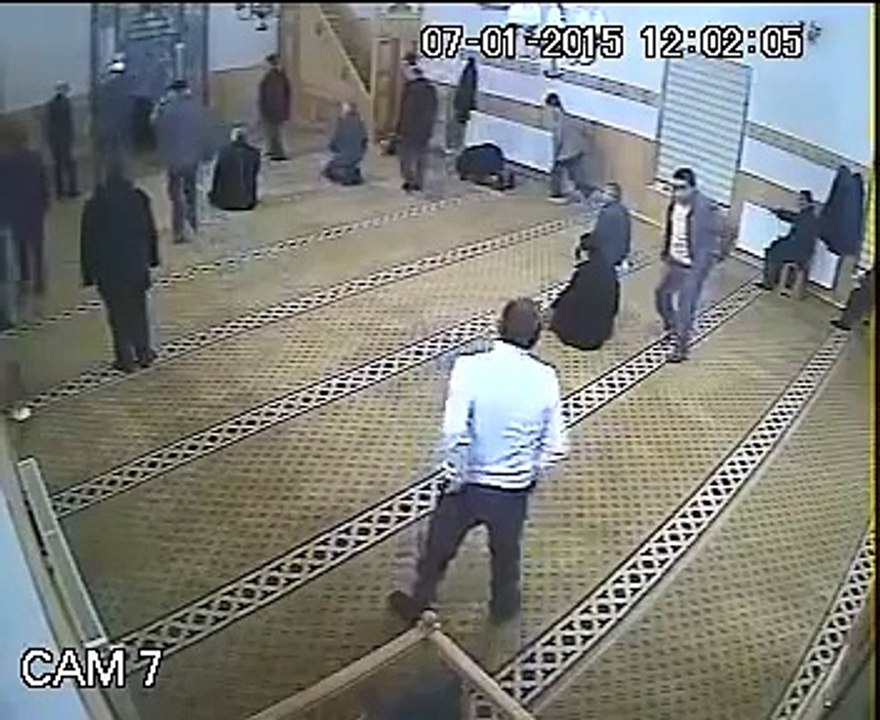 باللهي شوفو الطفل الصغير اش عمل فالجامع !!! هو ملائكة أما بوه حرام عليه يخليه وحدو !!!!