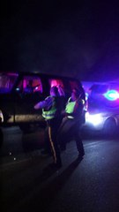 Ivre il détruit deux véhicules de police avec un pick-up