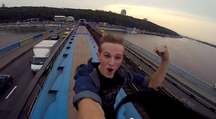 Un jeune homme s'amuse sur le toit d'un train en marche !