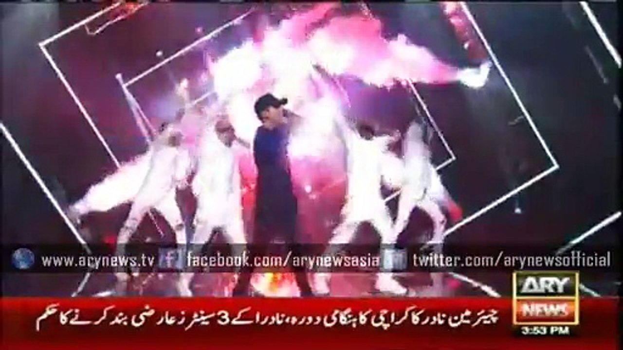 Taylor Swift Wins First Video of the Year VMA for 'Bad Blood'