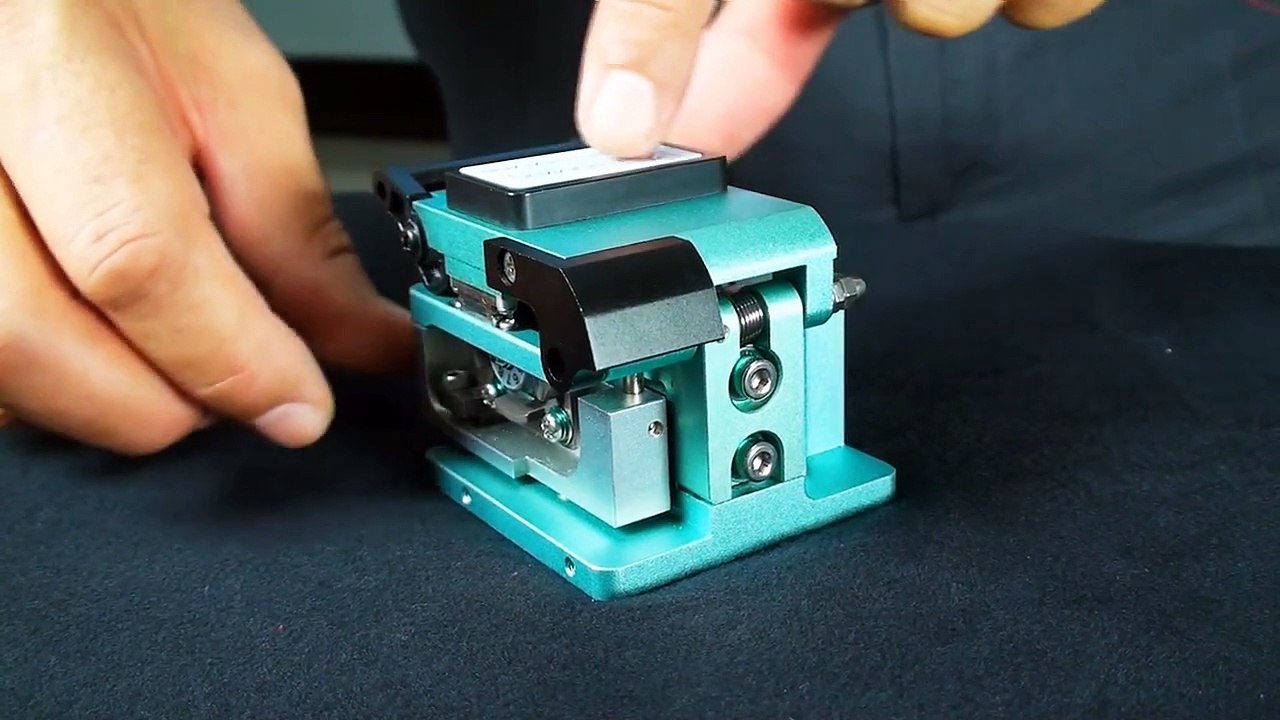 How to fusion splice two optical fibres