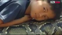 piton yılanı ile yatan cocuk izleyin
