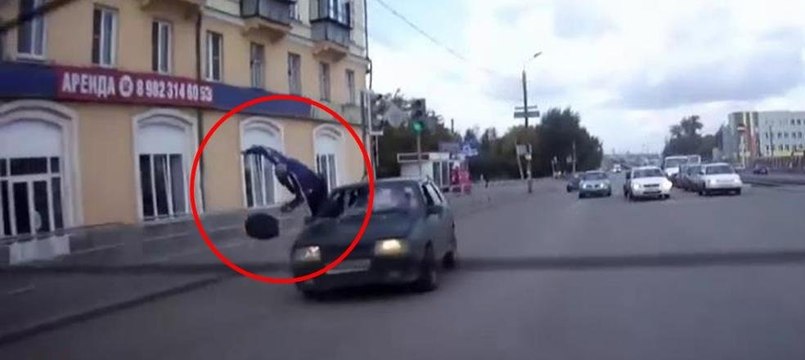 Otomobil yayayı havaya uçurdu