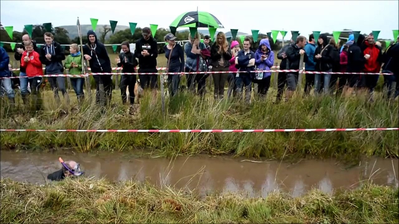 Moorschnorchel-WM sorgt für schlammigen Spaß