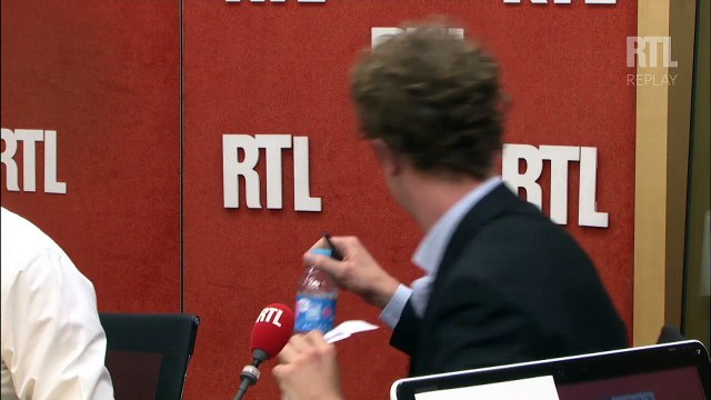 Blocage de l'A1 : Ouf, les gens du voyage ont libéré la chaussée ! , ironise Pascal Praud