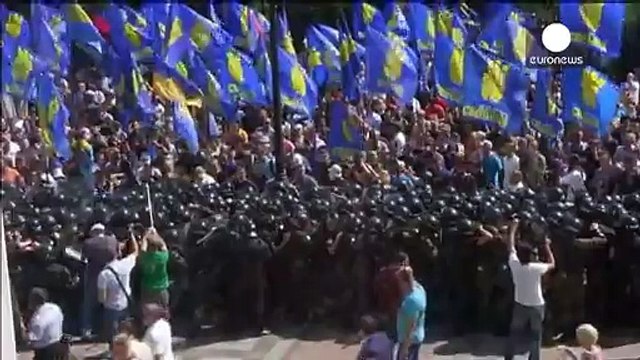 У Верховной Рады взорвалась боевая граната, десятки человек пострадали