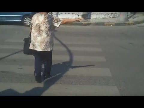 Aversa (CE) - Semafori pedonali fuori uso: i cittadini si arrangiano (30.08.15)