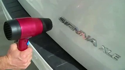 Mira cómo este hombre arregló el golpe de su carro con un secador