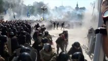 Violents heurts devant le parlement de Kiev: un membre des forces de l'ordre décède
