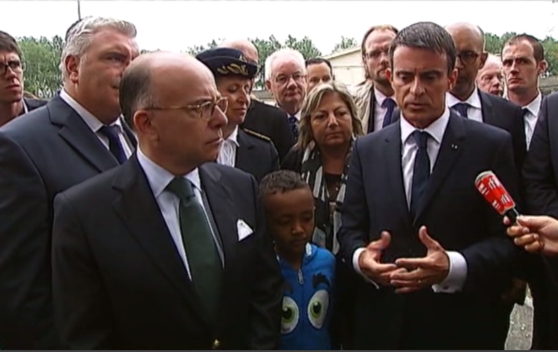 La visite de Manuel Valls à Calais, à travers les télés