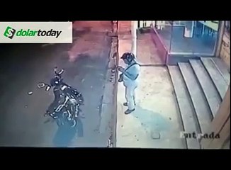 Intentaron robar una moto y mira lo que les pasó