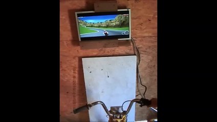 Moto racer PC avec mobylette transformé en joystick.