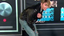 (VIDEO) Justin Bieber TWERKS At MTV VMA Red Carpet