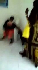 Encore un autre chien à la poursuite sur le nain Ousmane