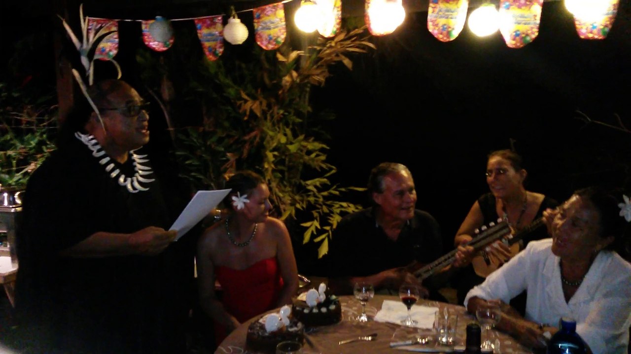 Tahitian family singing