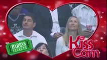 Kiss cam : ciblée, la belle femme embrasse tous les hommes à proximité d'elle