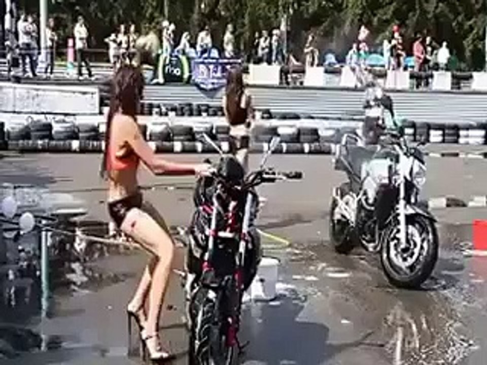 Funny Girl Bike Wash Fail