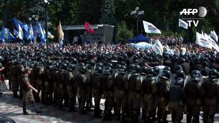 Clashes as Ukraine MPs back more autonomy for rebels