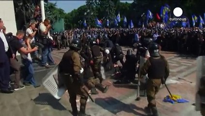 Ukraine : un mort et une centaine de policiers blessés devant le parlement de Kiev