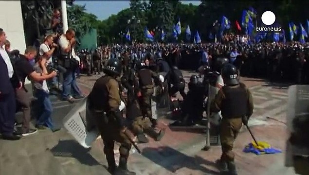 Ukraine: Policeman killed and scores injured as MPs back more autonomy for the east
