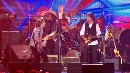 A Musicares Tribute To Neil Young (2011) 01 Rockin’ In the Free World (HD)