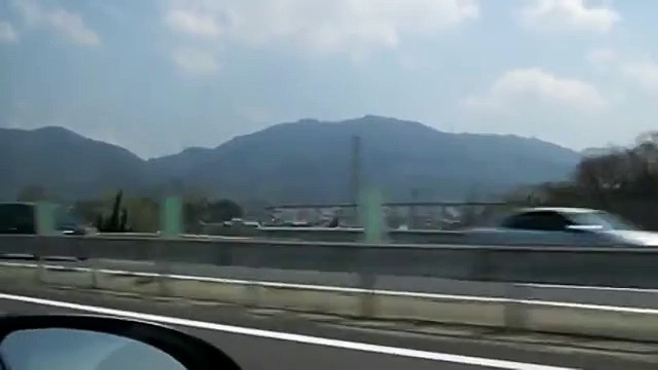 スーパーカーに抜かれる