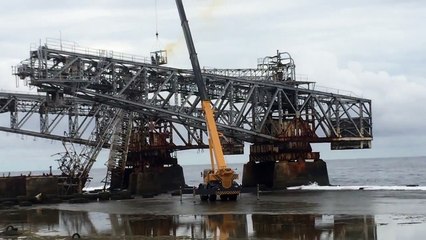 Demolishing an old cantilever - Nauru 2015