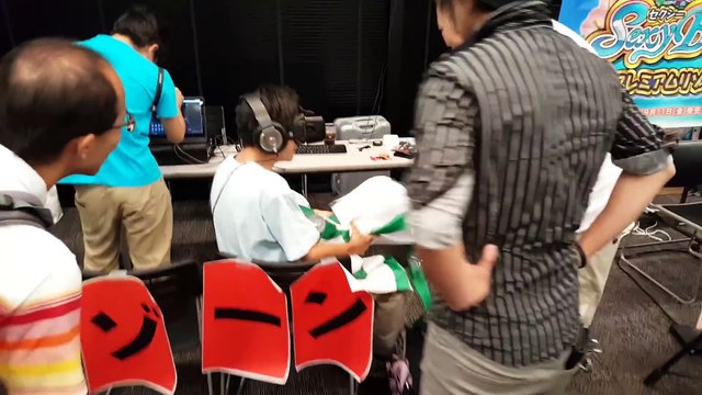 Un gamer prend son pied avec ses lunette de réalité virtuelle Oculus VR