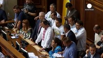 موافقان و مخالفان اعطای خودمختاری بیشتر به مناطق شرقی در پارلمان اوکراین