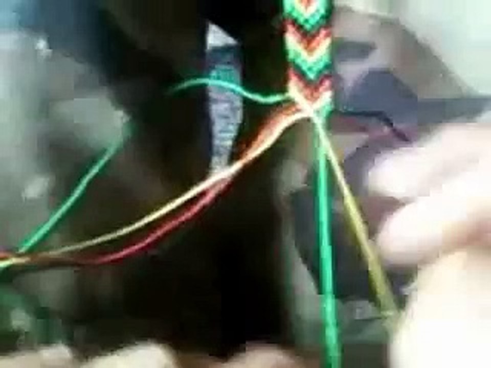 Como Hacer Una Pulsera o Manilla En Flecha En Colores Rasta - How to make a bracelet rasta Arrow.wmv