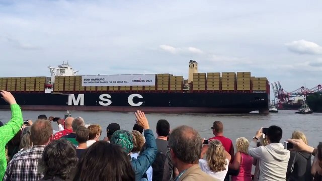 Le bateau porte-container le plus gros du monde en mode Star Wars lors de son entrée au port!