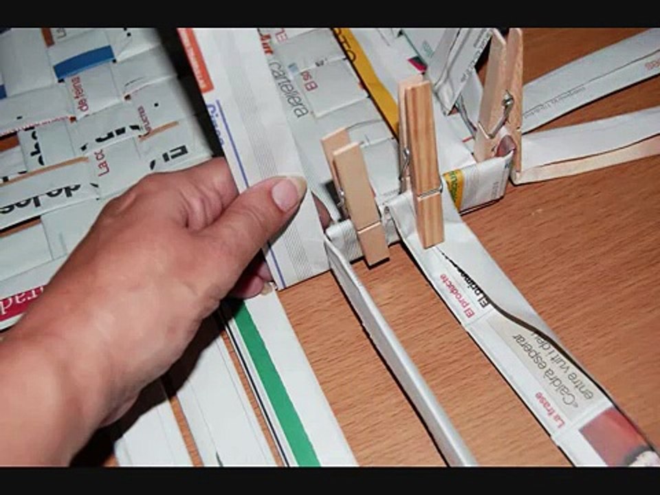 Como hacer cestas de papel de periodico