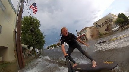 Un gars s'amuse à surfer dans les rues inondées du New Jersey