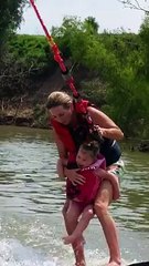 Kızıyla Birlikte Harika Sörf Yapan Kadın