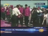 Lanzan pétalos de rosas para que Chavez camine